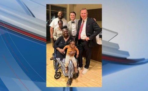 April Jones ngồi xe lăn sau khi cắt cụt gần hết chân phải