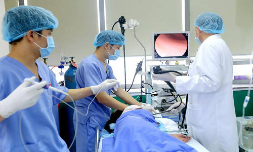 Bác sĩ đang nội soi dạ dày